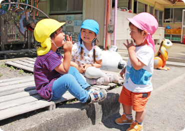 楽しそうに会話をする園児